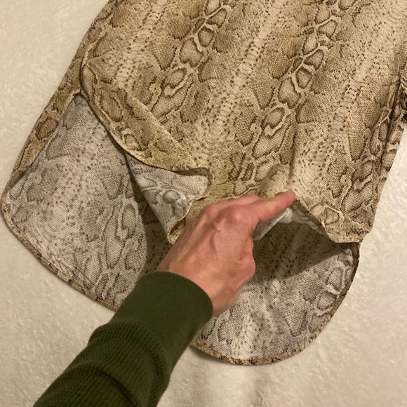Michael Kors Snake Print Short Sleeve Blouse. Zip Back. Sz. S - Picture 4 of 9